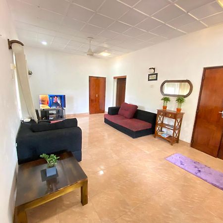 Lodge 87 Negombo Bagian luar foto